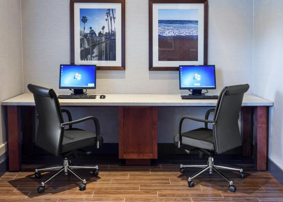 Image of the computer area of the Business Center at the Carpinteria Express