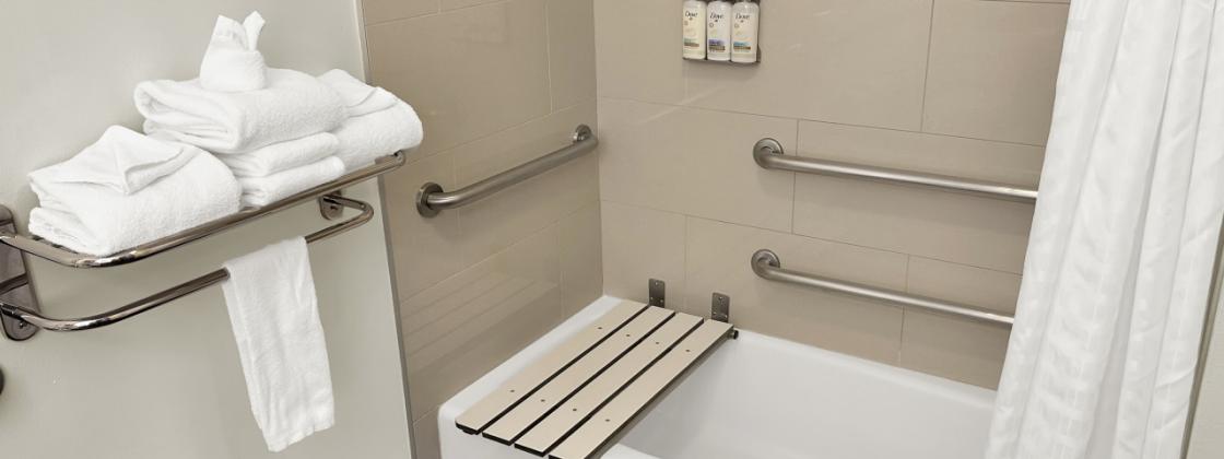 Accessible guestroom bathtub